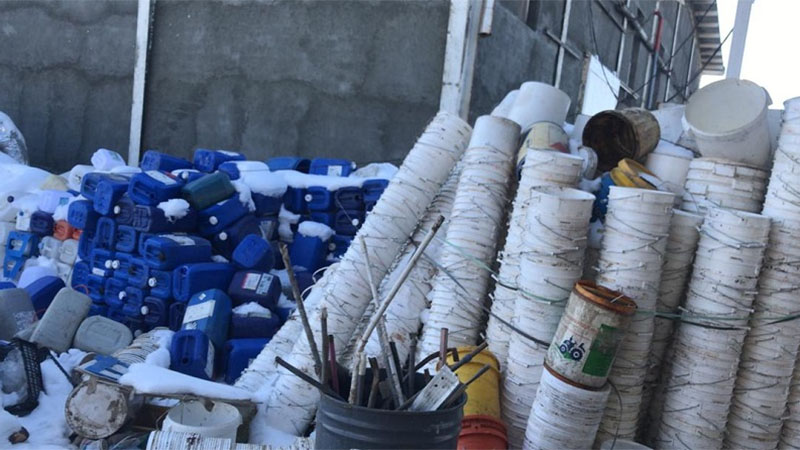 Irana kliento mendas plastajn paletajn produktliniajn ekipaĵojn (3)