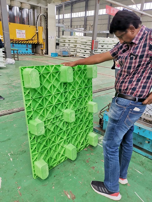 Our customers check plastic pallets