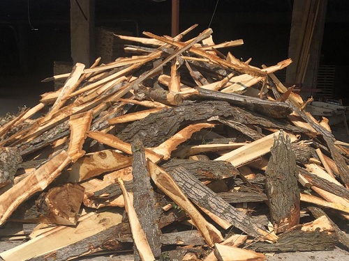 Waste bark for wood pallet