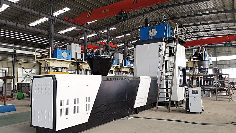 Iranian customer orders plastic pallet production line equipment (1a)